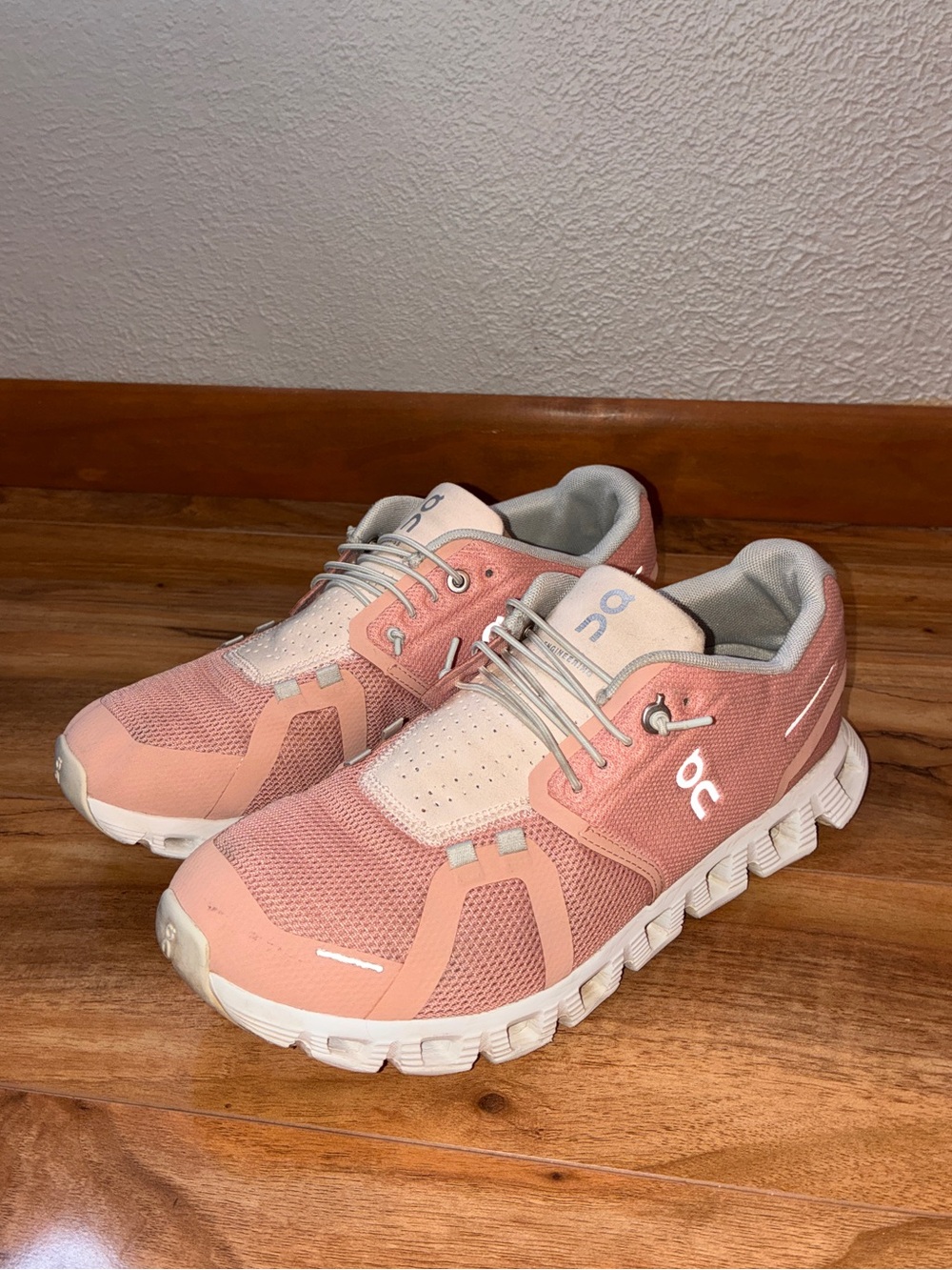 On Cloud 5 Women’s Athletic Running Sneaker Shoes, pink rose/shell- size 8.5